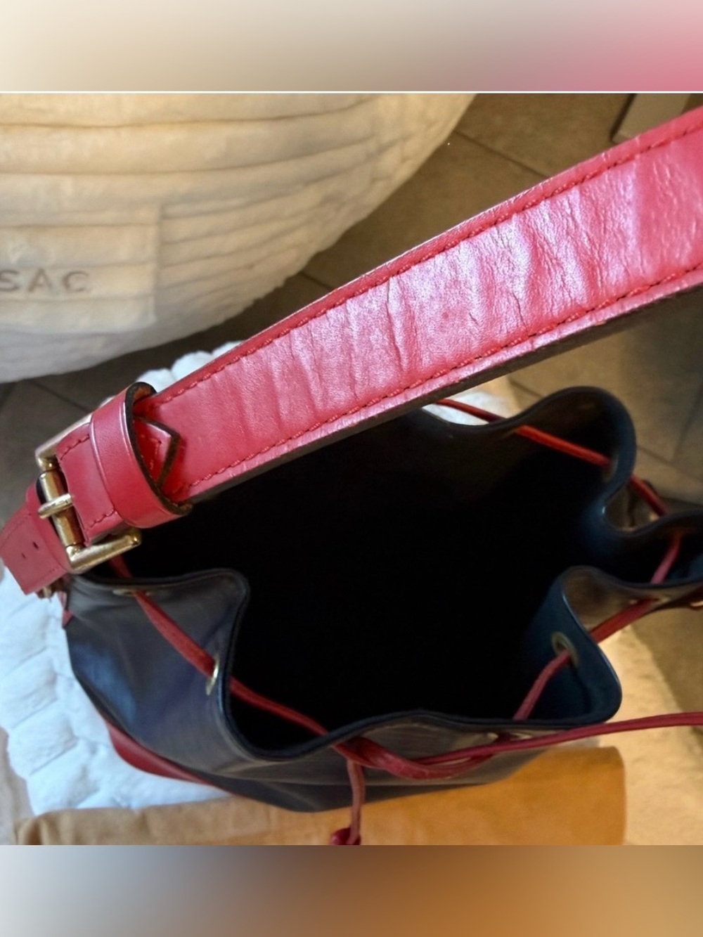 Authentic Louis Vuitton bucket-style shoulder bag Epi leather with red trim. - Picture 6 of 16
